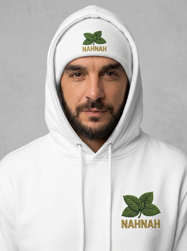 Sweat a capuche blanc NAHNAH porte avec bonnet assorti, broderie feuille de menthe et fil dore