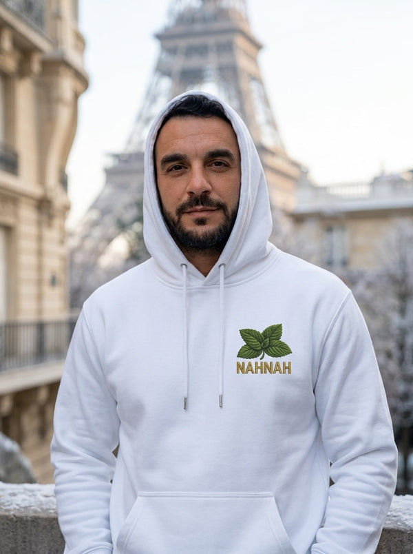 Sweat a capuche blanc NAHNAH porte devant la tour Eiffel enneigee a Paris