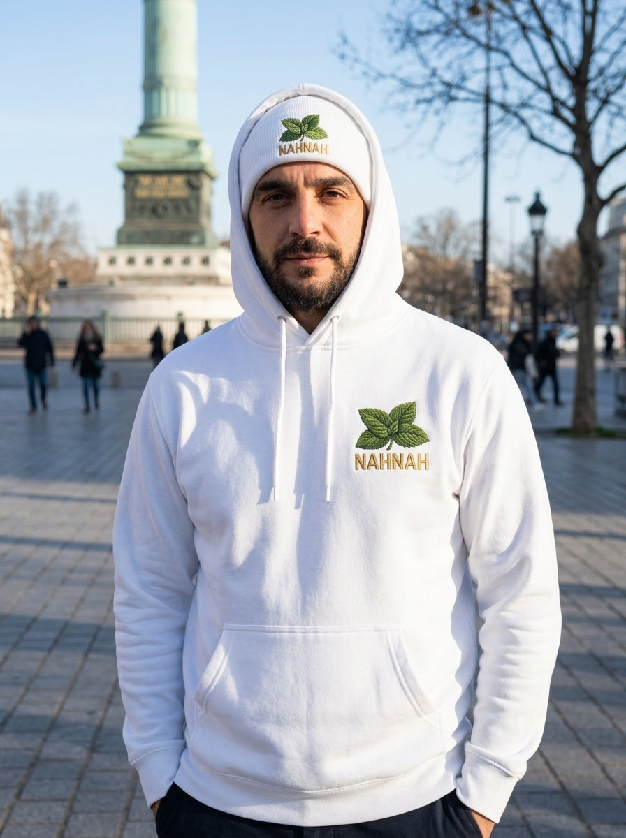 Sweat a capuche blanc NAHNAH et bonnet portes place de la Bastille a Paris